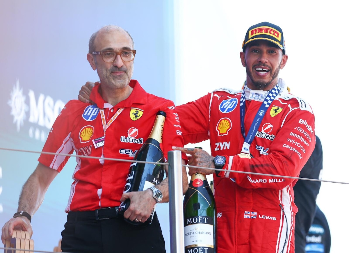 Hamilton sale sul gradino più alto a Barcellona per la prima volta in Rosso