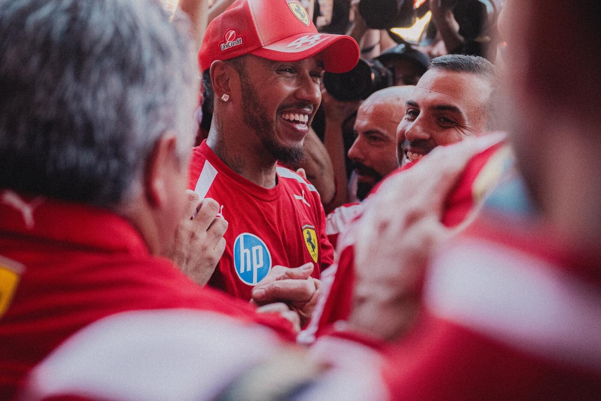 Hamilton e Ferrari, il sogno diventa realtà: la festa per la prima vittoria
