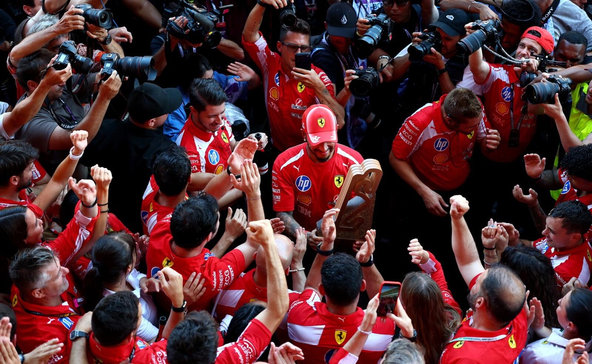 Hamilton e Ferrari, il sogno diventa realtà: la festa per la prima vittoria