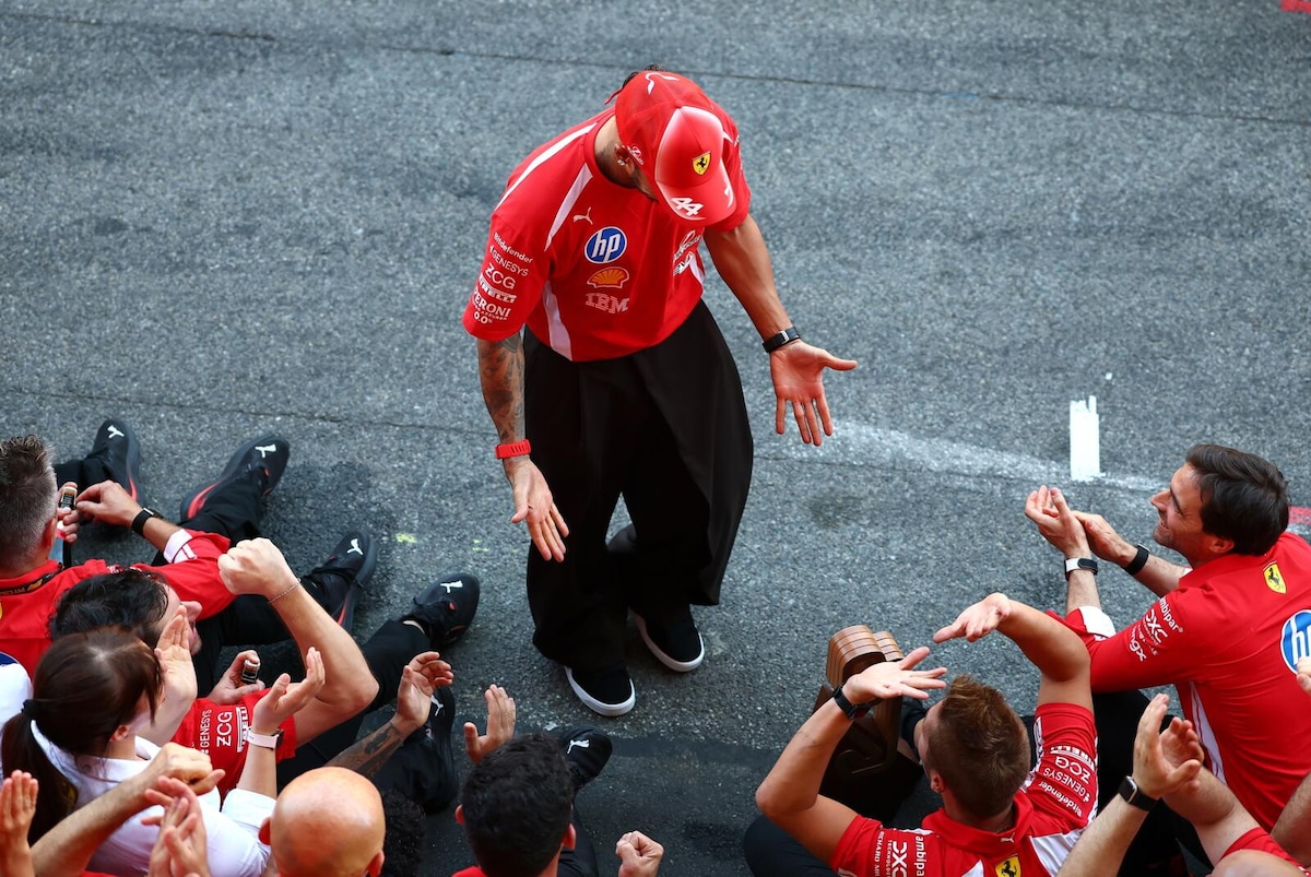 Hamilton e Ferrari, il sogno diventa realtà: la festa per la prima vittoria