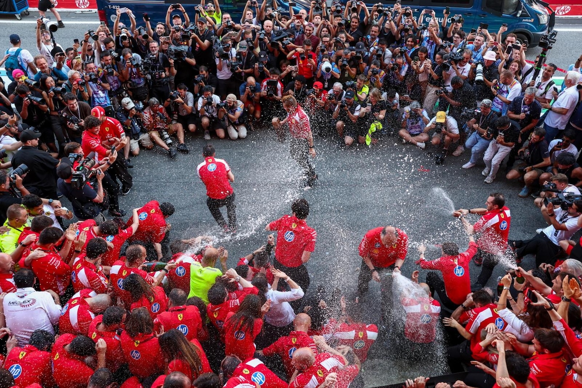 Hamilton e Ferrari, il sogno diventa realtà: la festa per la prima vittoria