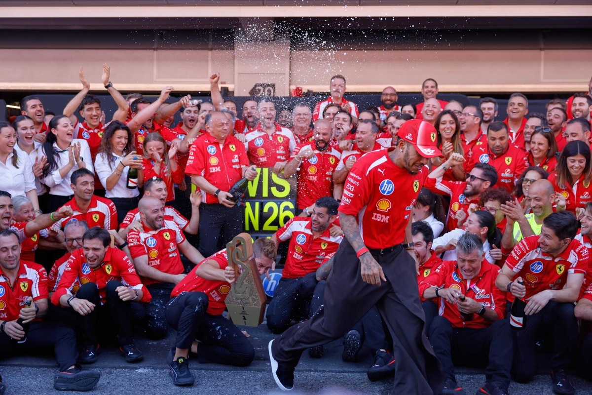 Hamilton e Ferrari, il sogno diventa realtà: la festa per la prima vittoria