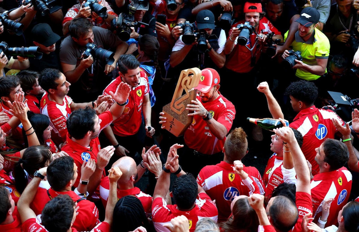 Hamilton e Ferrari, il sogno diventa realtà: la festa per la prima vittoria