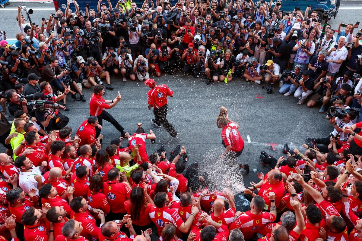 Hamilton e Ferrari, il sogno diventa realtà: la festa per la prima vittoria