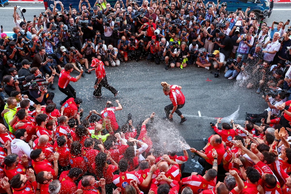 Hamilton e Ferrari, il sogno diventa realtà: la festa per la prima vittoria