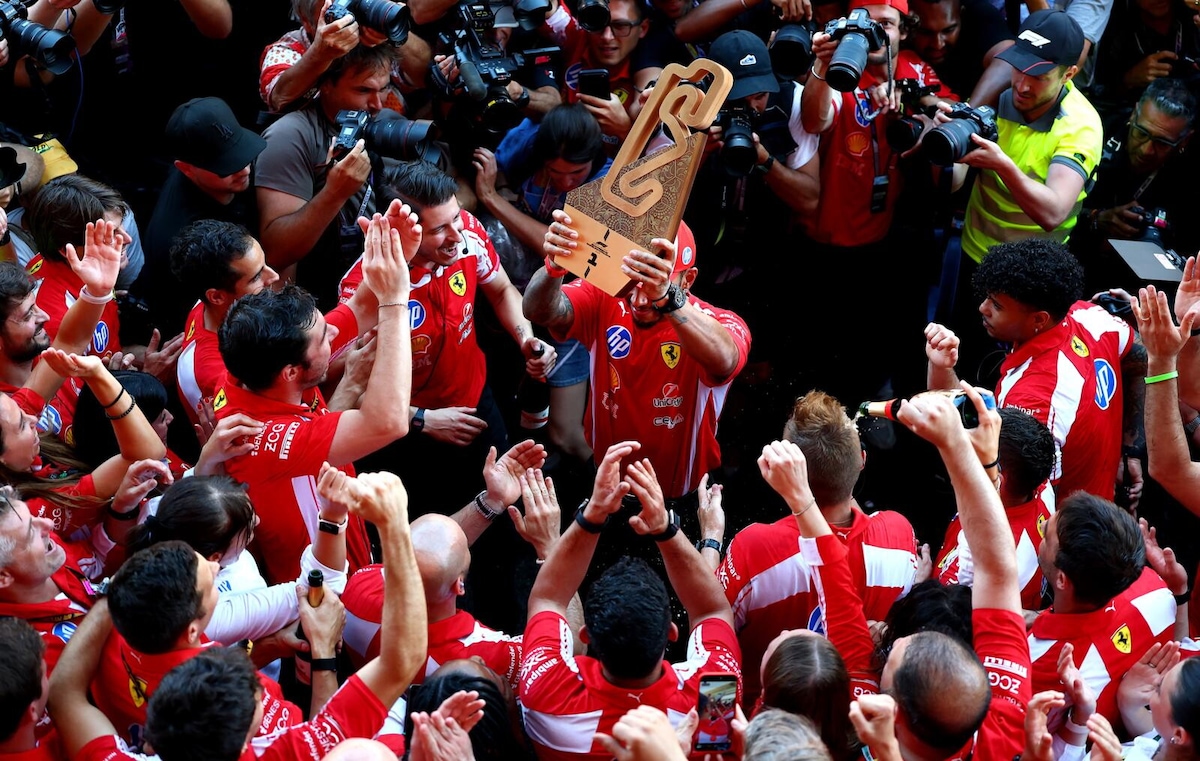 Hamilton e Ferrari, il sogno diventa realtà: la festa per la prima vittoria