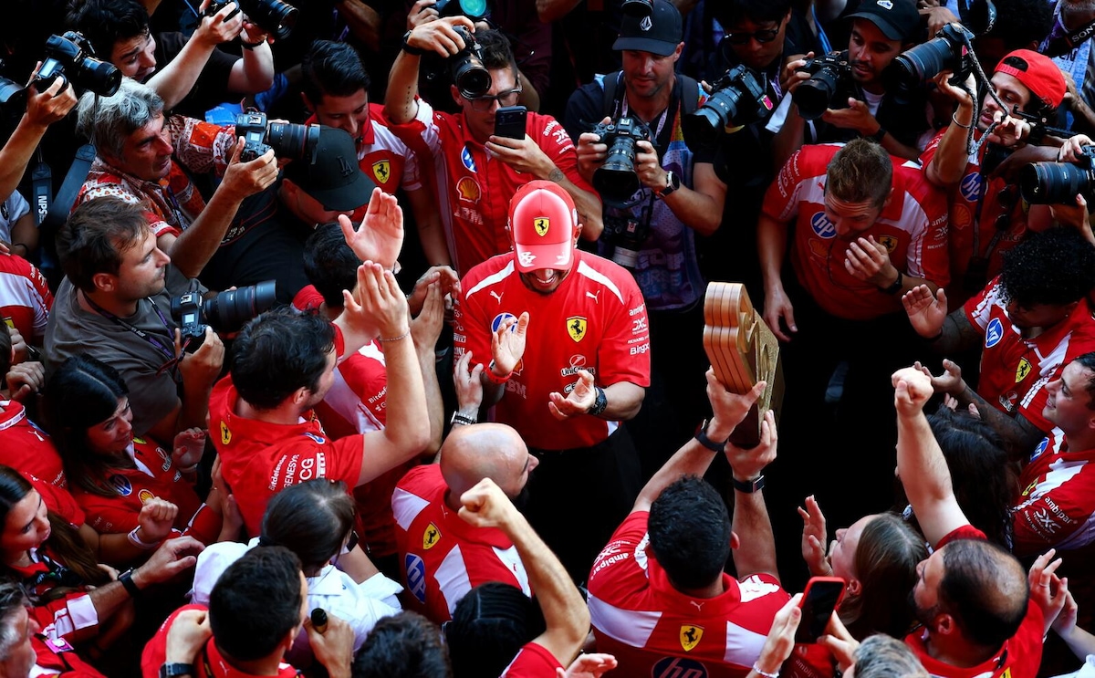 Hamilton e Ferrari, il sogno diventa realtà: la festa per la prima vittoria
