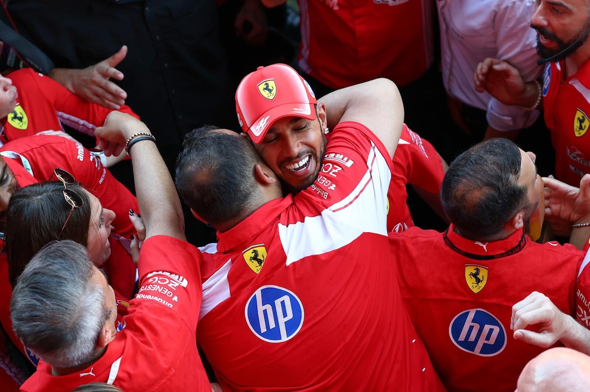 Hamilton e Ferrari, il sogno diventa realtà: la festa per la prima vittoria