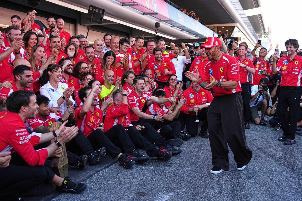 Hamilton e Ferrari, il sogno diventa realtà: la festa per la prima vittoria