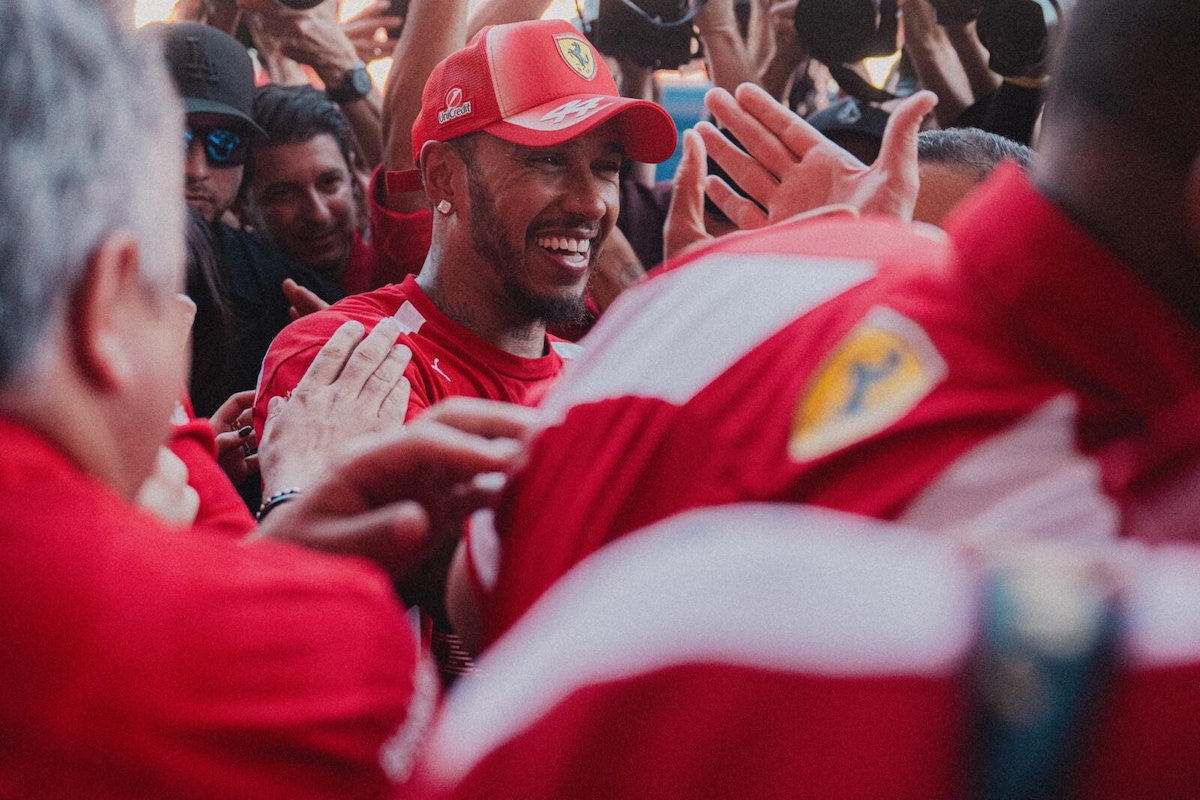 Hamilton e Ferrari, il sogno diventa realtà: la festa per la prima vittoria