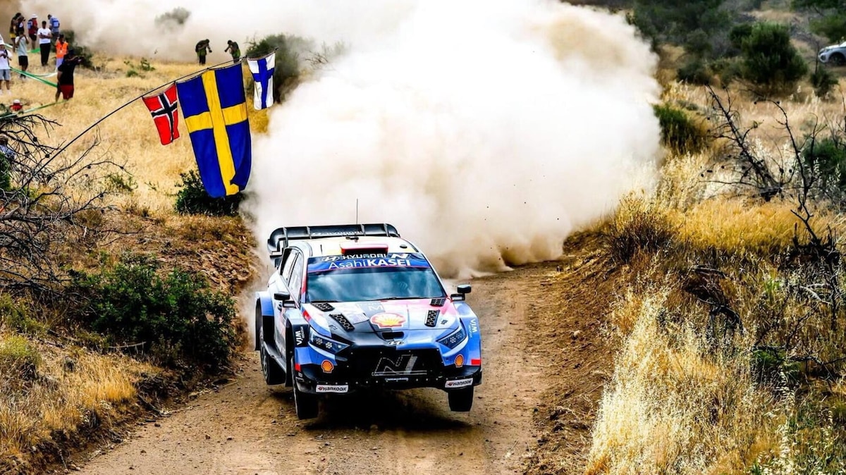 WRC, Neuville chiude in testa la prima tappa in Grecia
