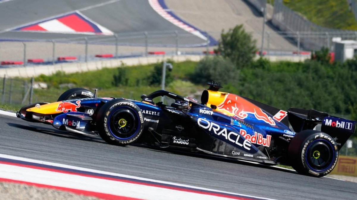 Red Bull, da 1" di ritardo a giocarsi la vittoria: la soddisfazione di Verstappen e Mekies