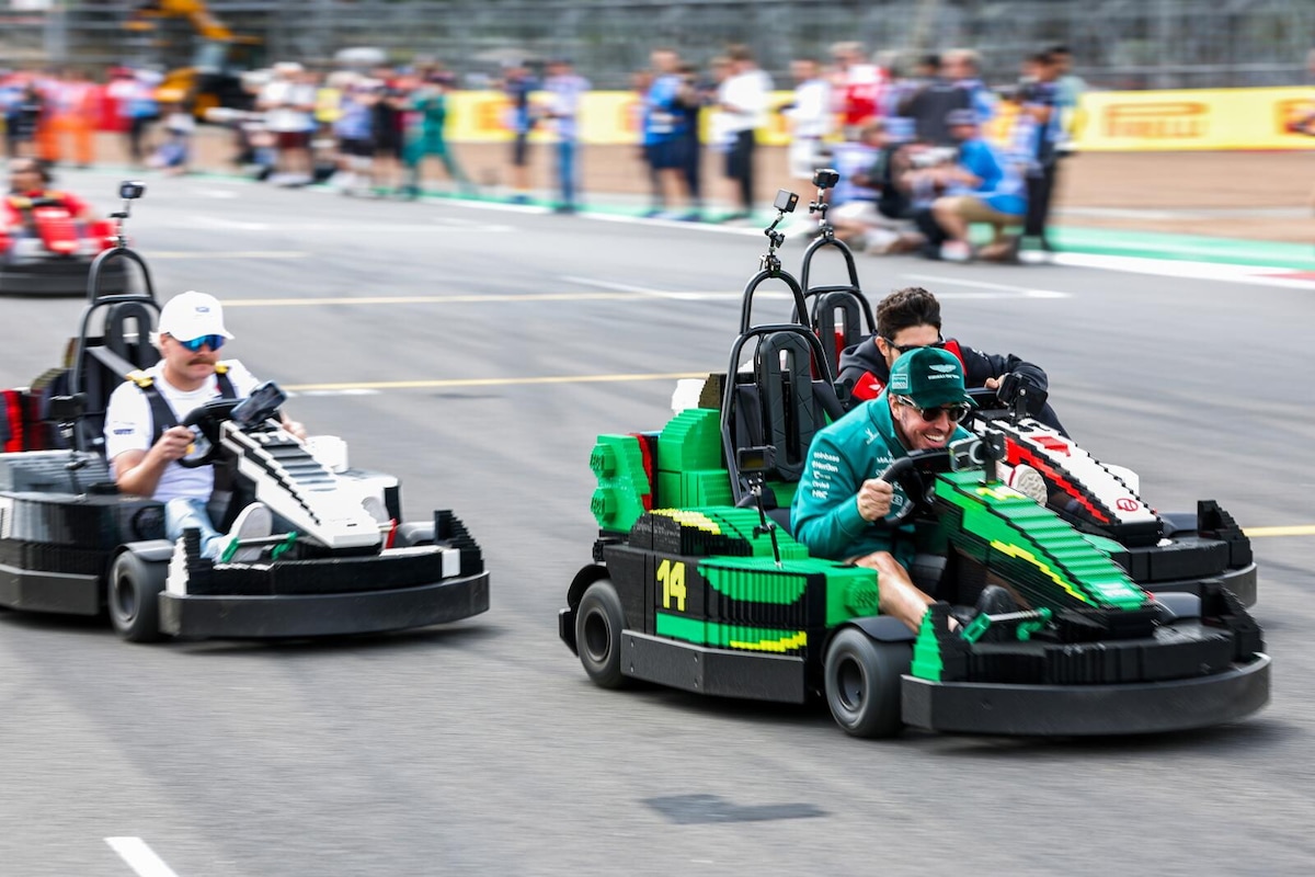F1 Silverstone, i piloti scendono in pista con le monoposto Lego