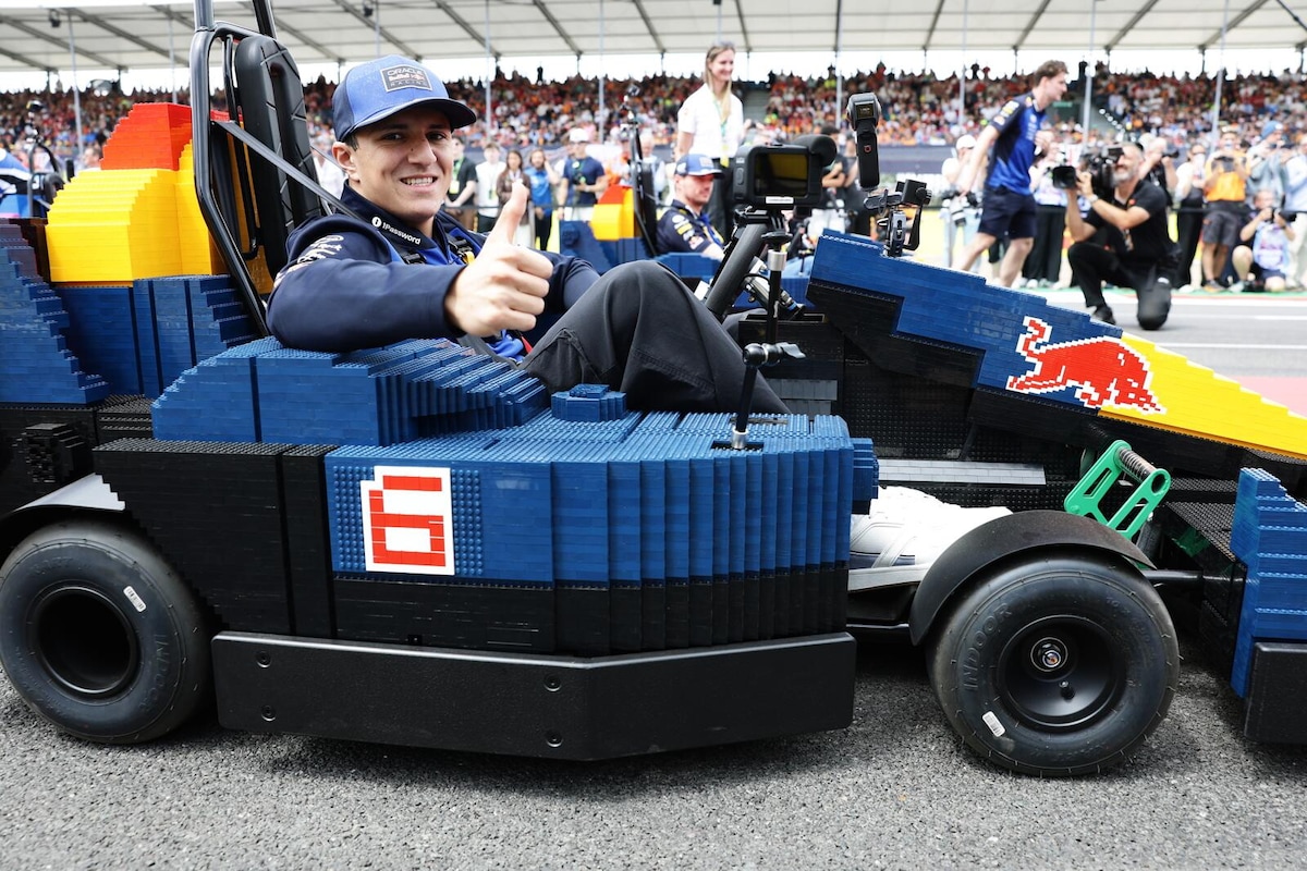 F1 Silverstone, i piloti scendono in pista con le monoposto Lego