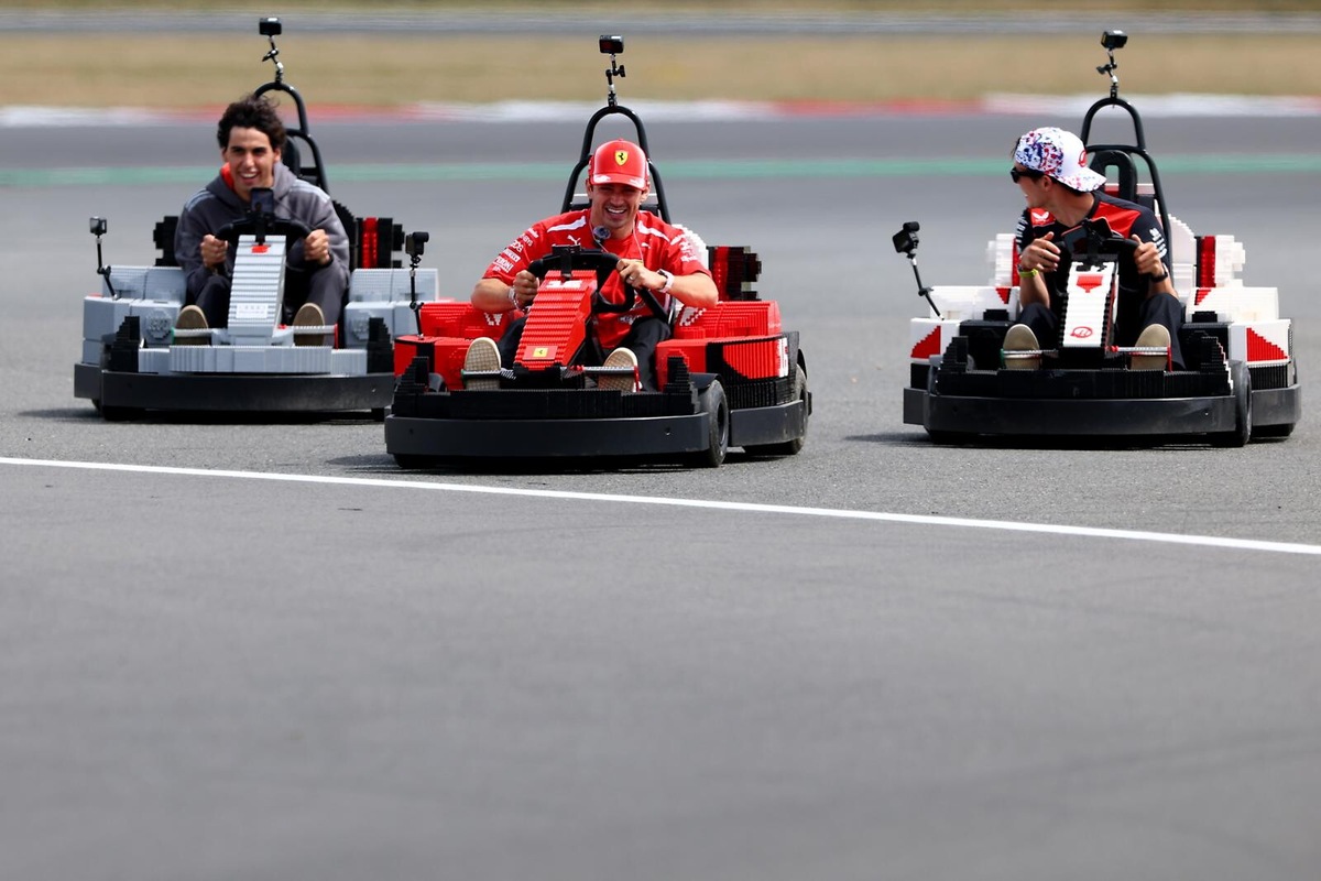 F1 Silverstone, i piloti scendono in pista con le monoposto Lego