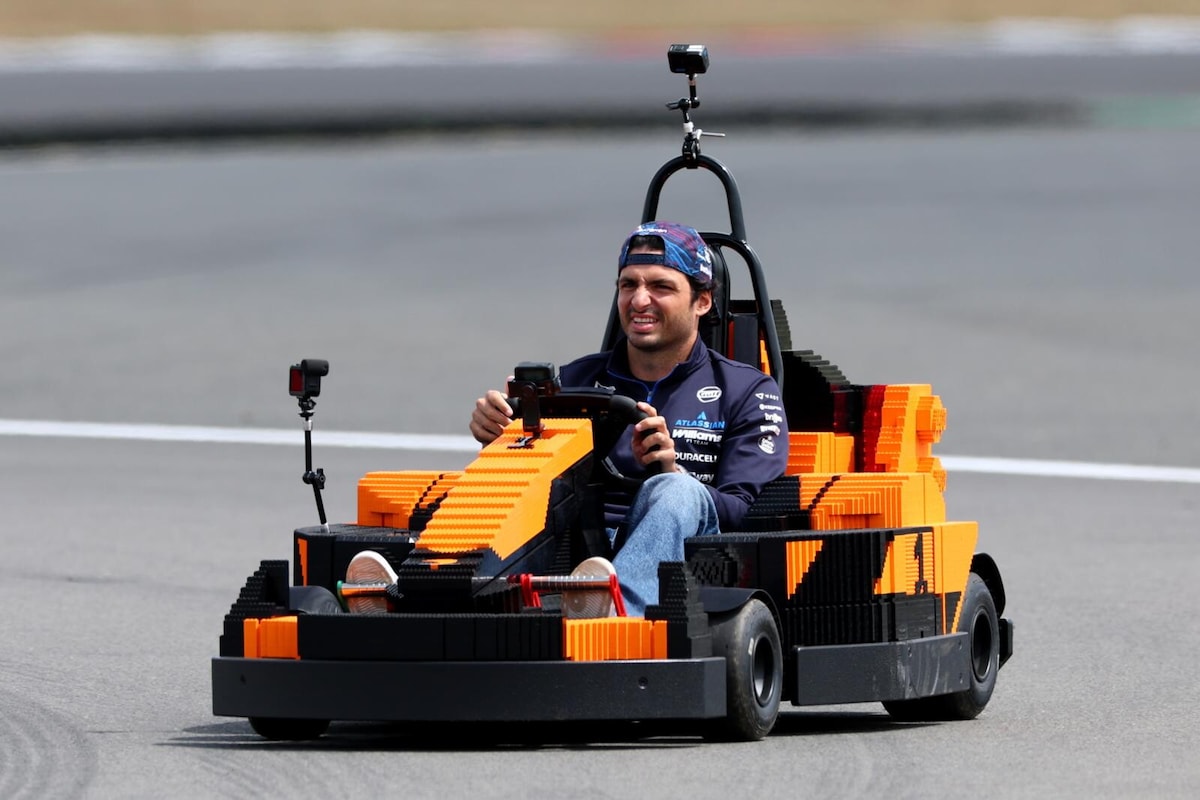 F1 Silverstone, i piloti scendono in pista con le monoposto Lego