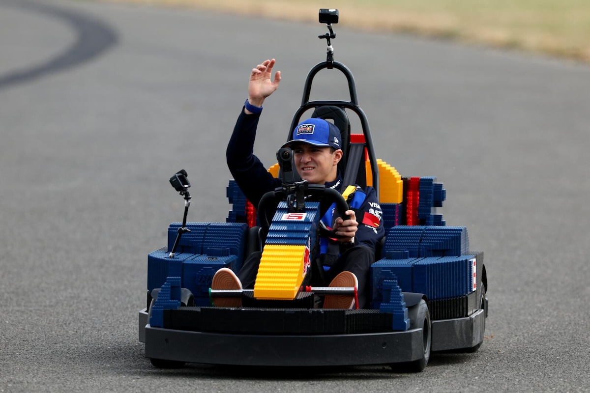F1 Silverstone, i piloti scendono in pista con le monoposto Lego
