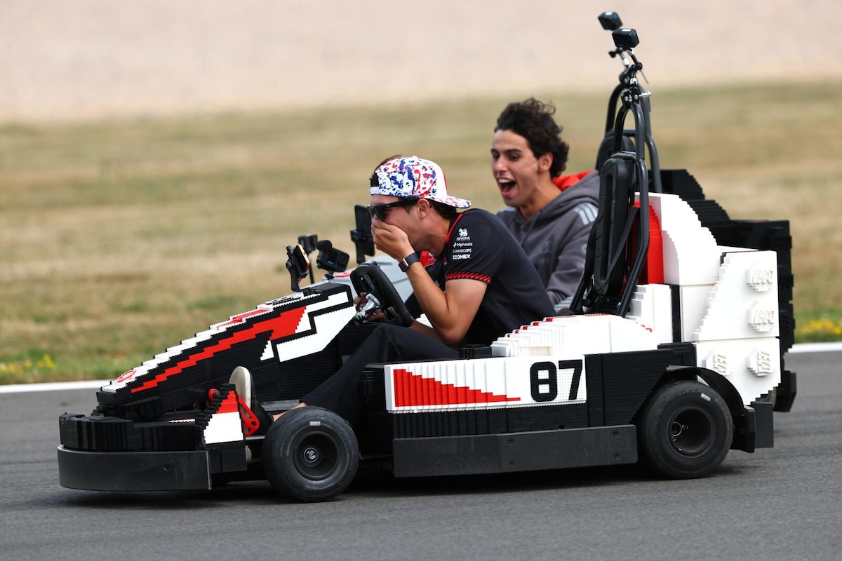 F1 Silverstone, i piloti scendono in pista con le monoposto Lego