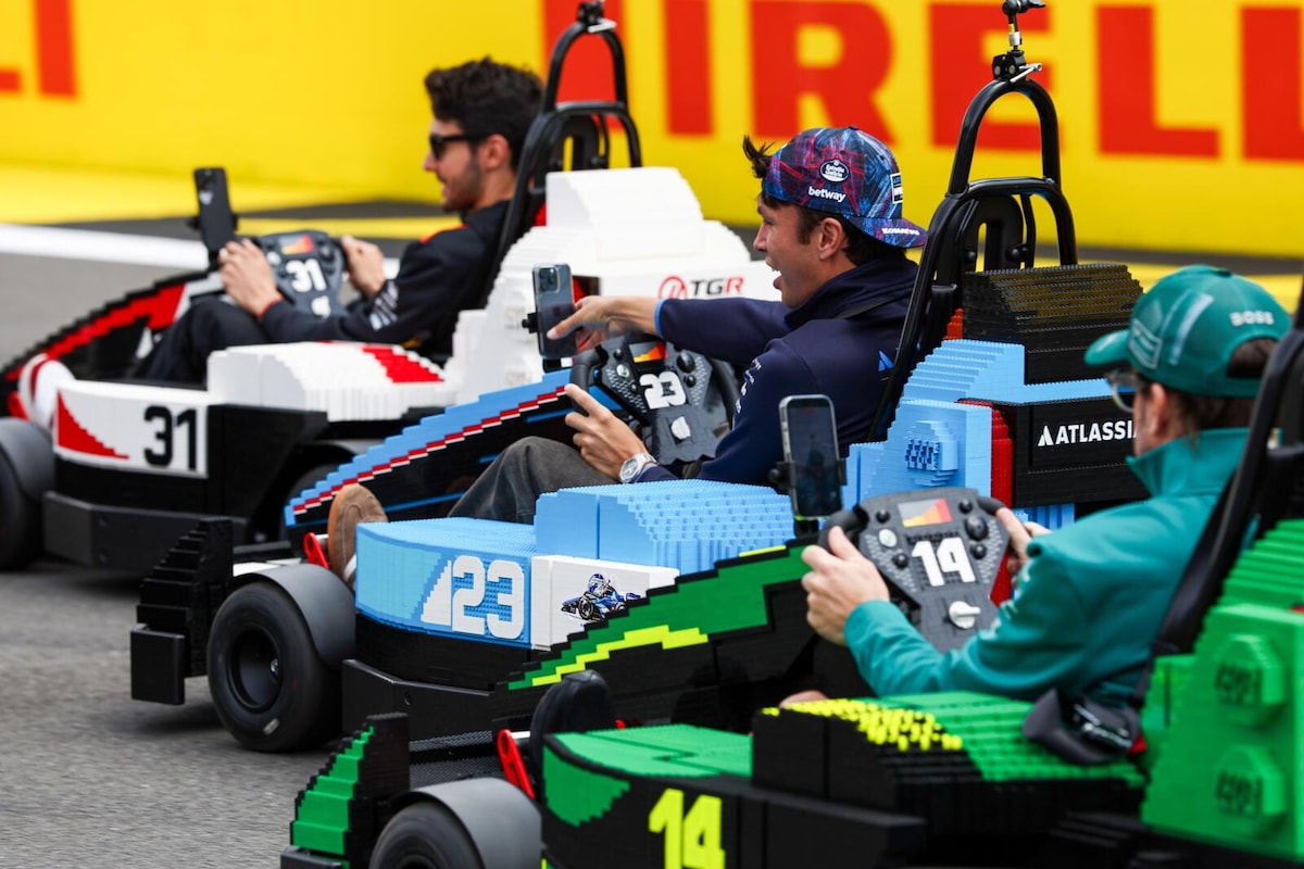 F1 Silverstone, i piloti scendono in pista con le monoposto Lego