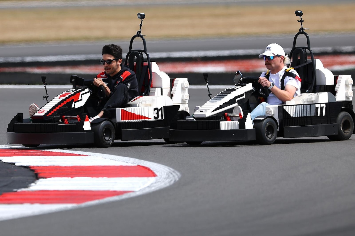 F1 Silverstone, i piloti scendono in pista con le monoposto Lego