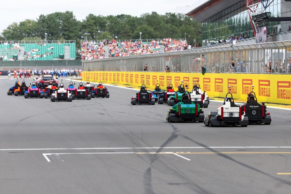 F1 Silverstone, i piloti scendono in pista con le monoposto Lego