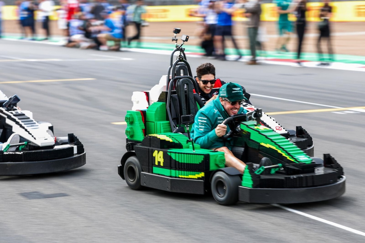 F1 Silverstone, i piloti scendono in pista con le monoposto Lego
