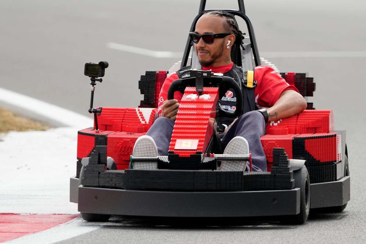 F1 Silverstone, i piloti scendono in pista con le monoposto Lego