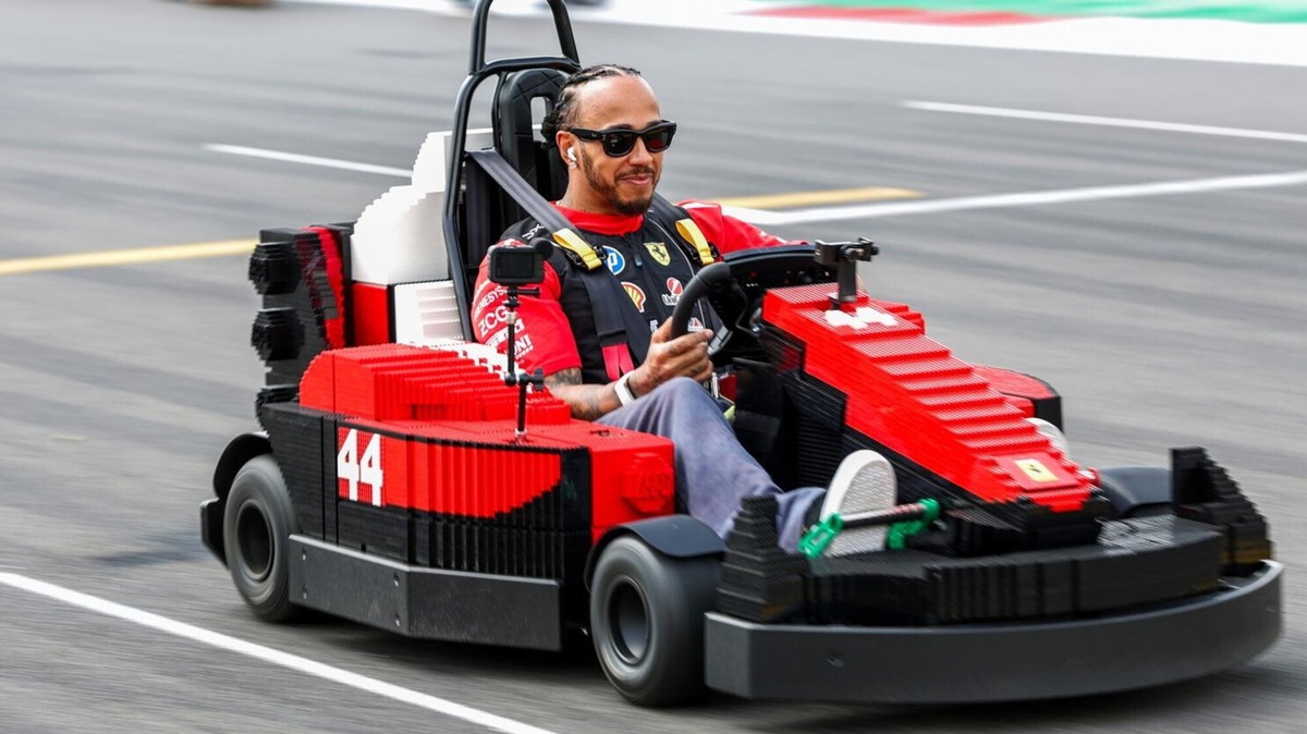 F1 Silverstone, i piloti scendono in pista con le monoposto Lego