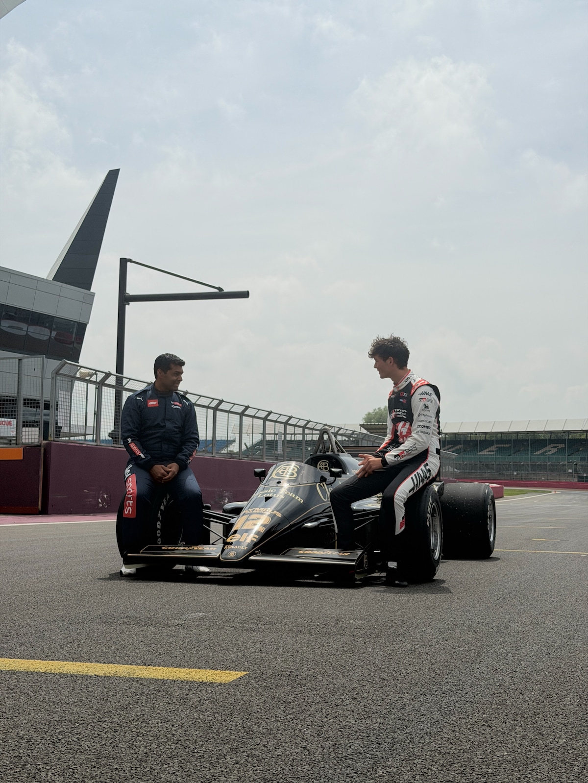 L'emozione di Bearman al volante della Lotus di Senna