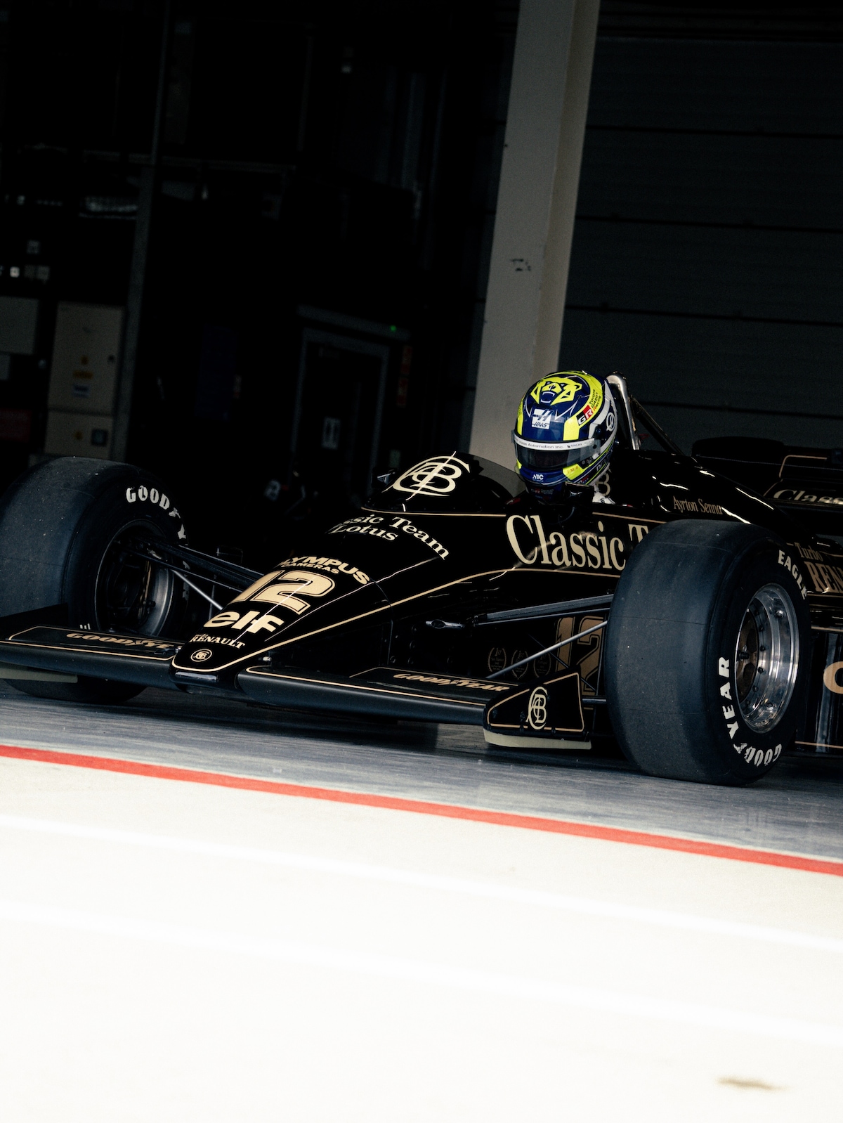 L'emozione di Bearman al volante della Lotus di Senna