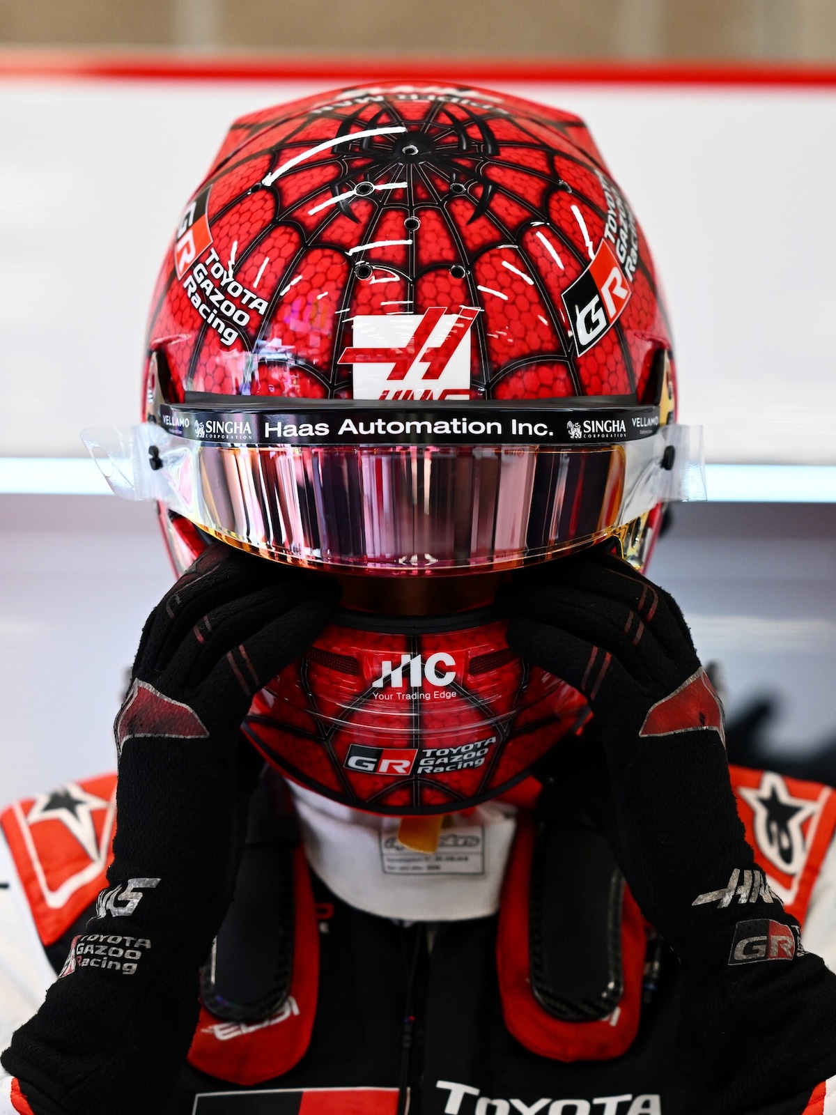 Ocon come Spider-Man a Spa: casco speciale dedicato al supereroe Marvel