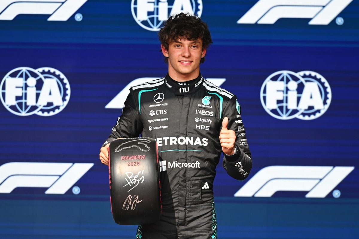 Spa, Barry Baltus consegna il ruotino Pirelli ad Antonelli