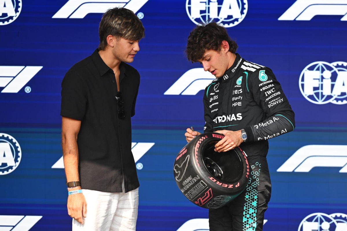 Spa, Barry Baltus consegna il ruotino Pirelli ad Antonelli