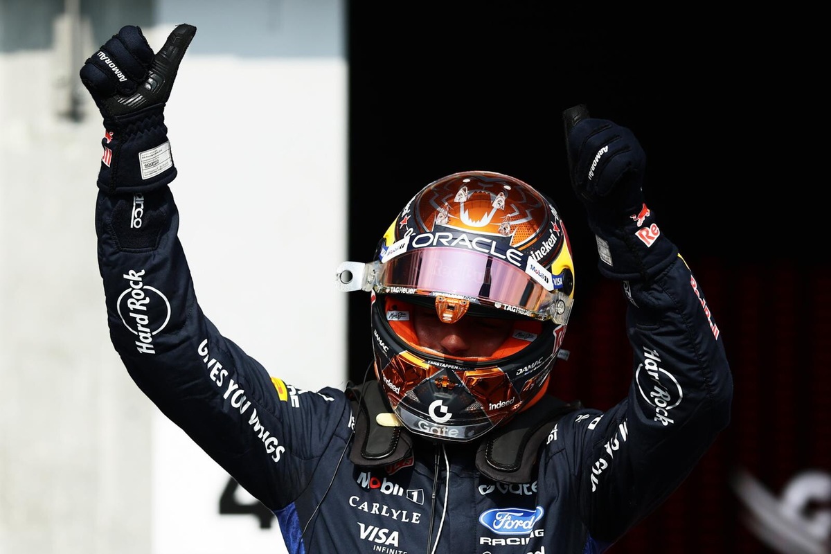 Spa, Barry Baltus consegna il ruotino Pirelli ad Antonelli