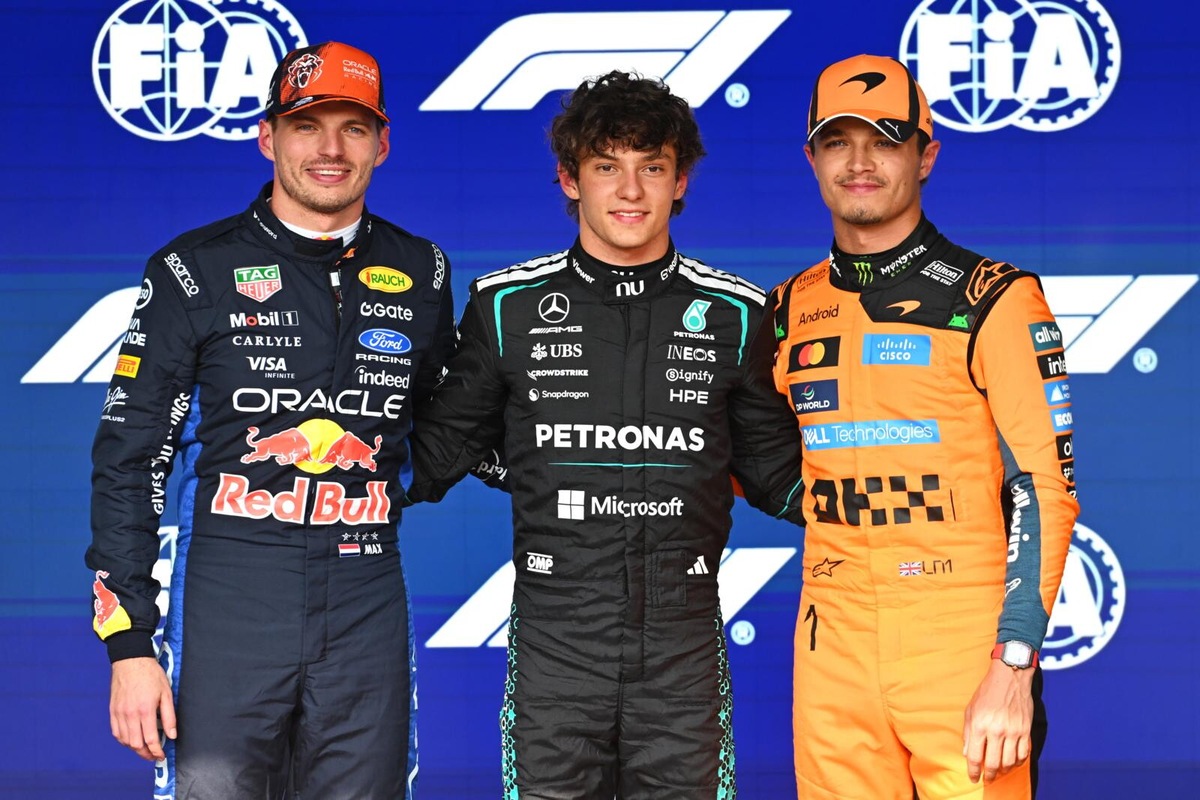 Spa, Barry Baltus consegna il ruotino Pirelli ad Antonelli