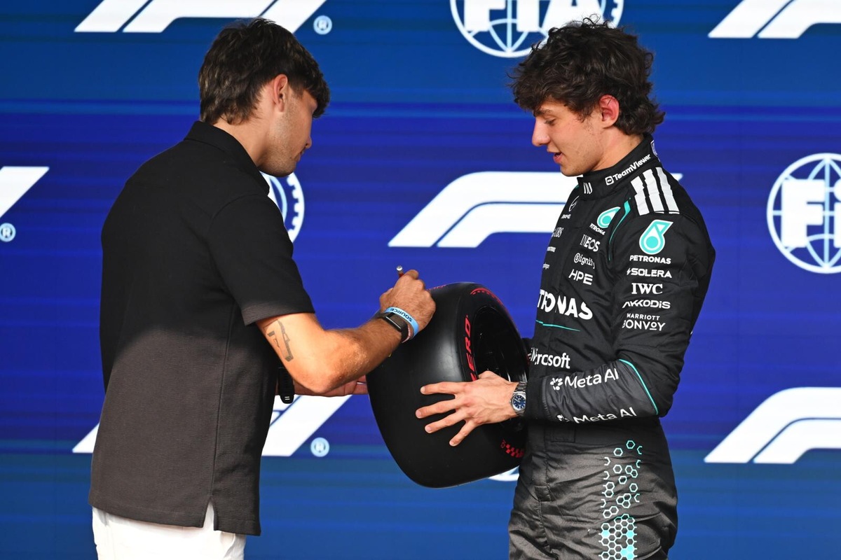 Spa, Barry Baltus consegna il ruotino Pirelli ad Antonelli