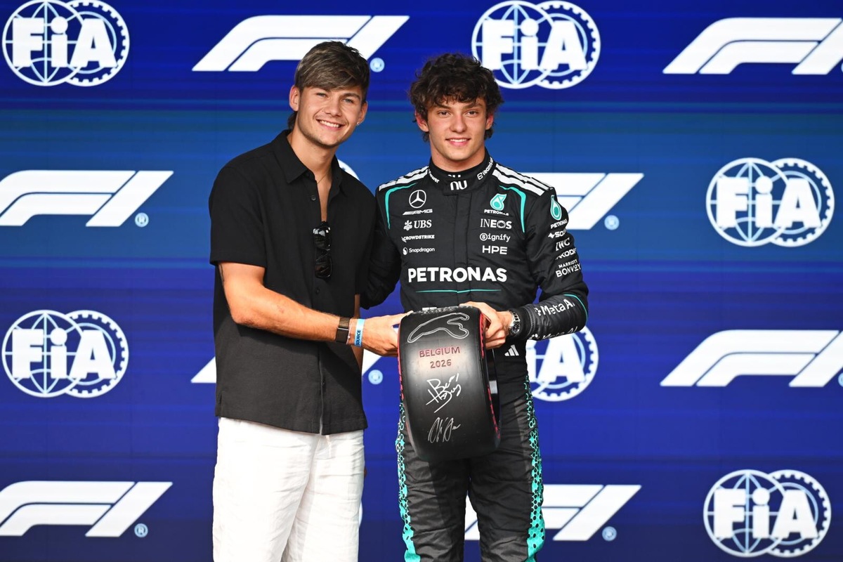 Spa, Barry Baltus consegna il ruotino Pirelli ad Antonelli