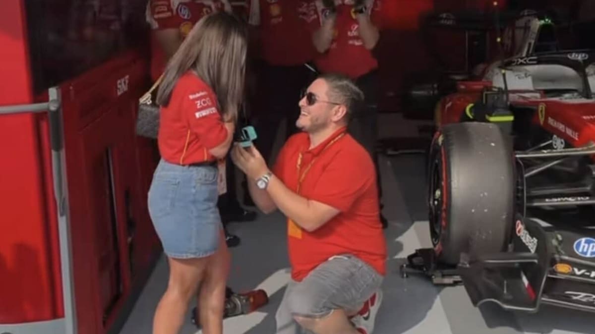 Proposta di matrimonio nel box di Hamilton: la sorpresa emoziona il paddock di Spa