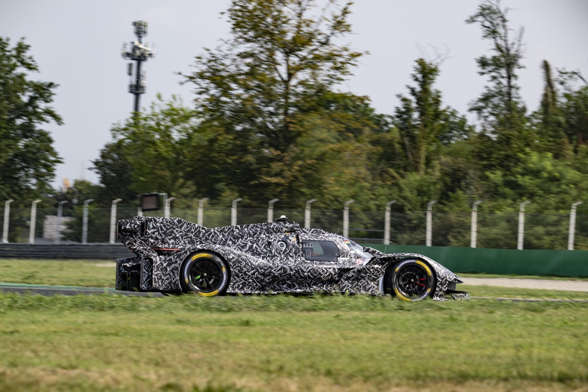 Ferrari 499P, il nuovo modello (camuffato) scende in pista a Monza