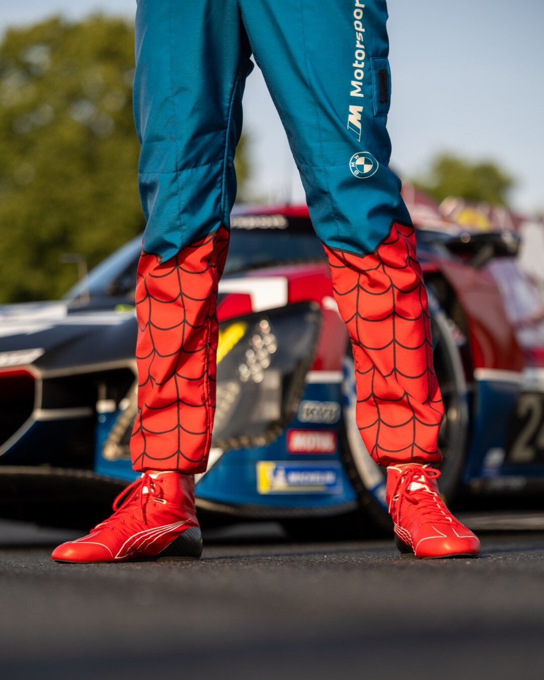 Non solo la livrea: BMW completa l'omaggio a Spider-Man con tute a tema