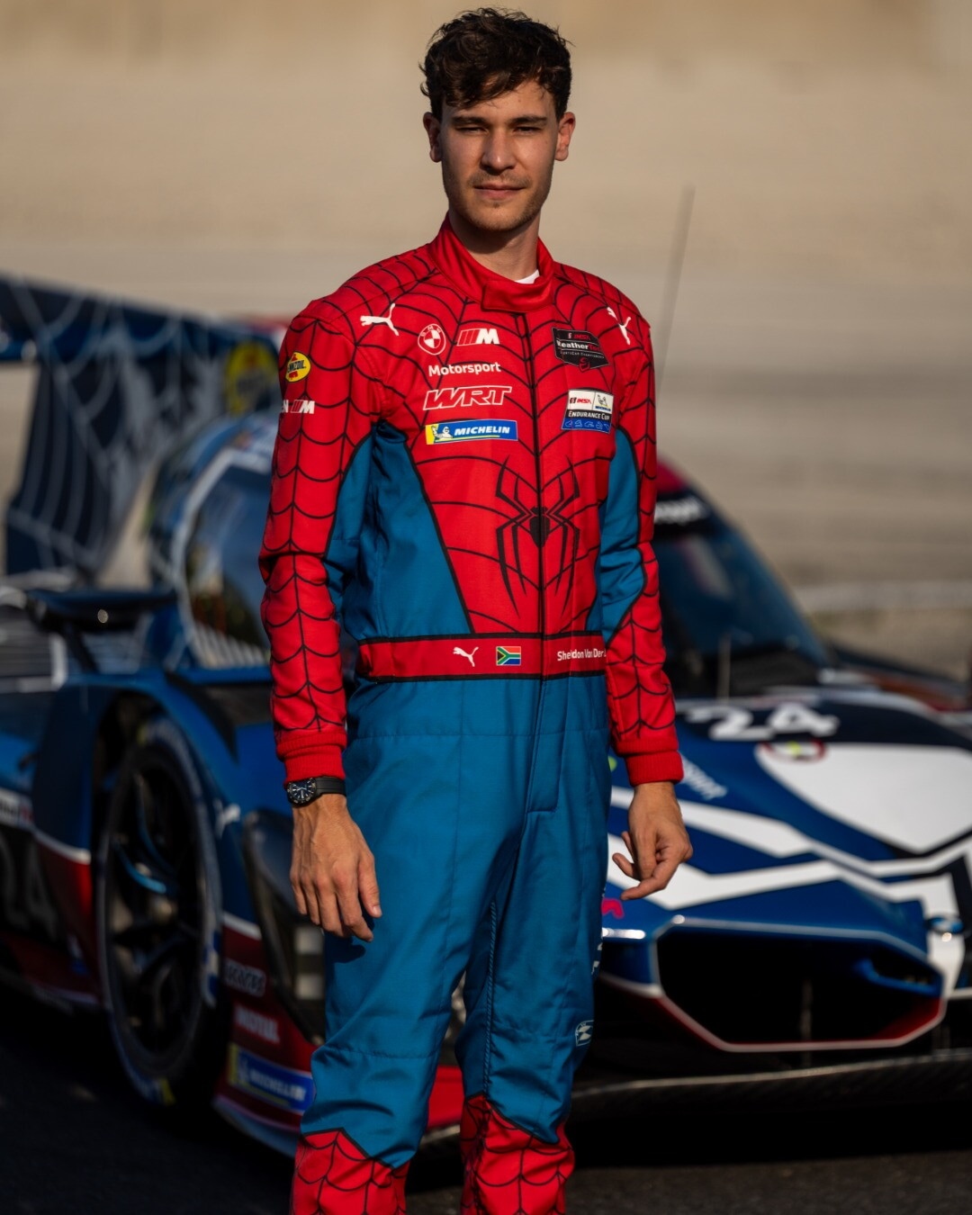 Non solo la livrea: BMW completa l'omaggio a Spider-Man con tute a tema