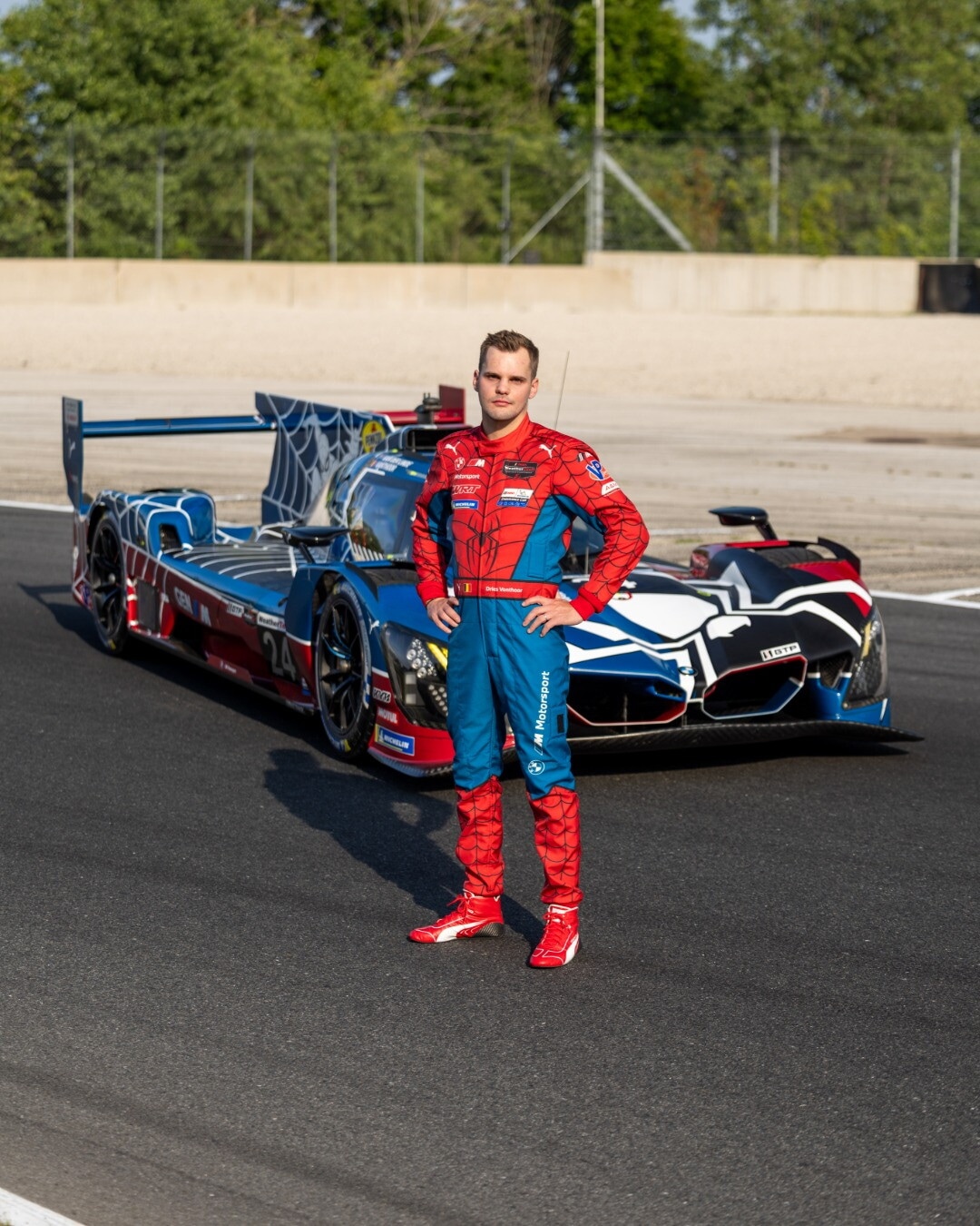 Non solo la livrea: BMW completa l'omaggio a Spider-Man con tute a tema
