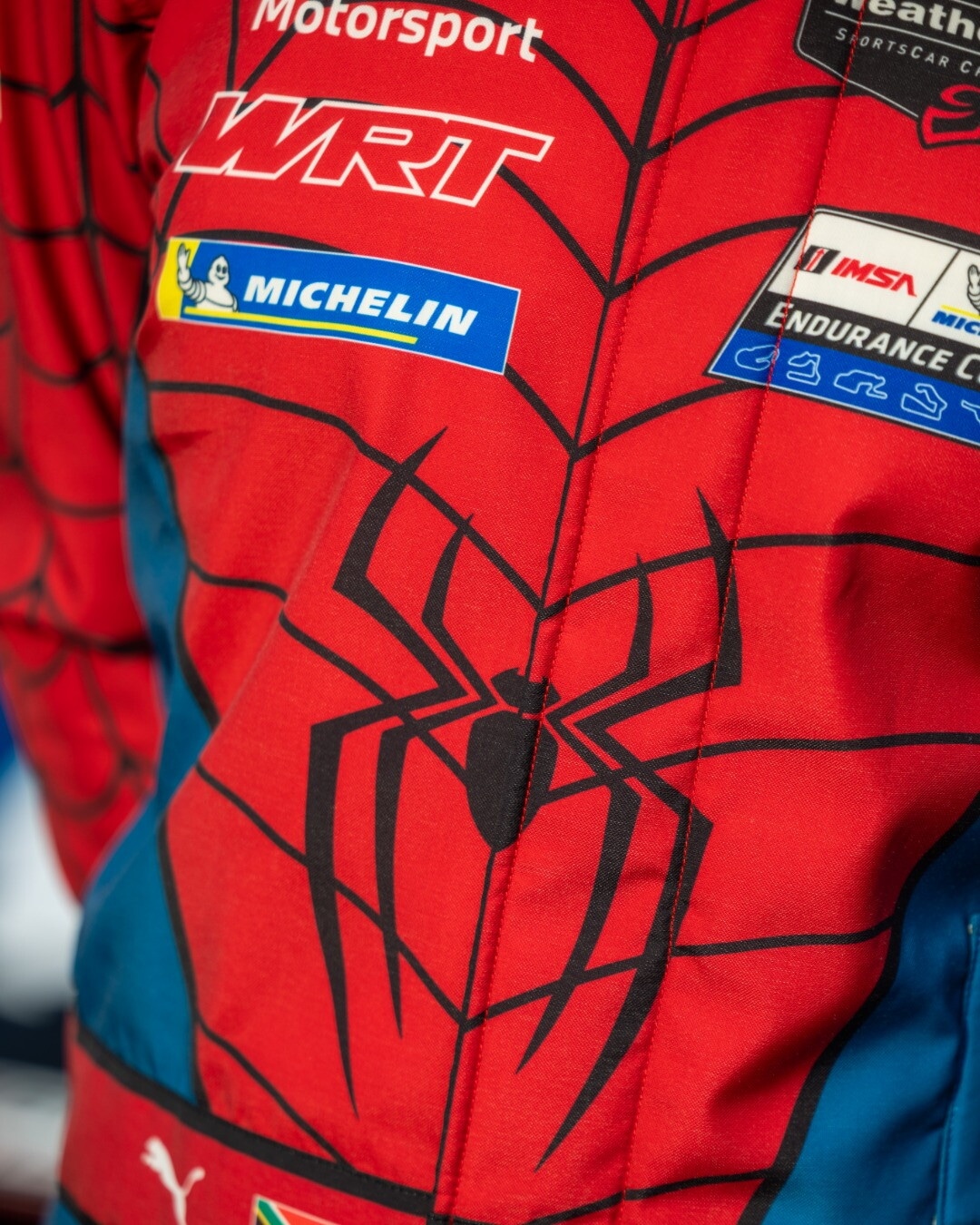 Non solo la livrea: BMW completa l'omaggio a Spider-Man con tute a tema