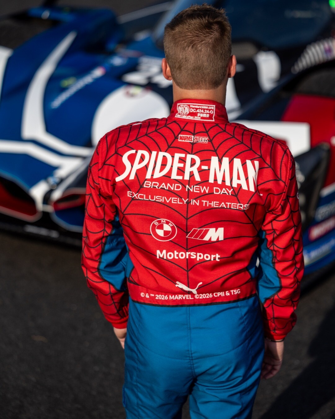 Non solo la livrea: BMW completa l'omaggio a Spider-Man con tute a tema