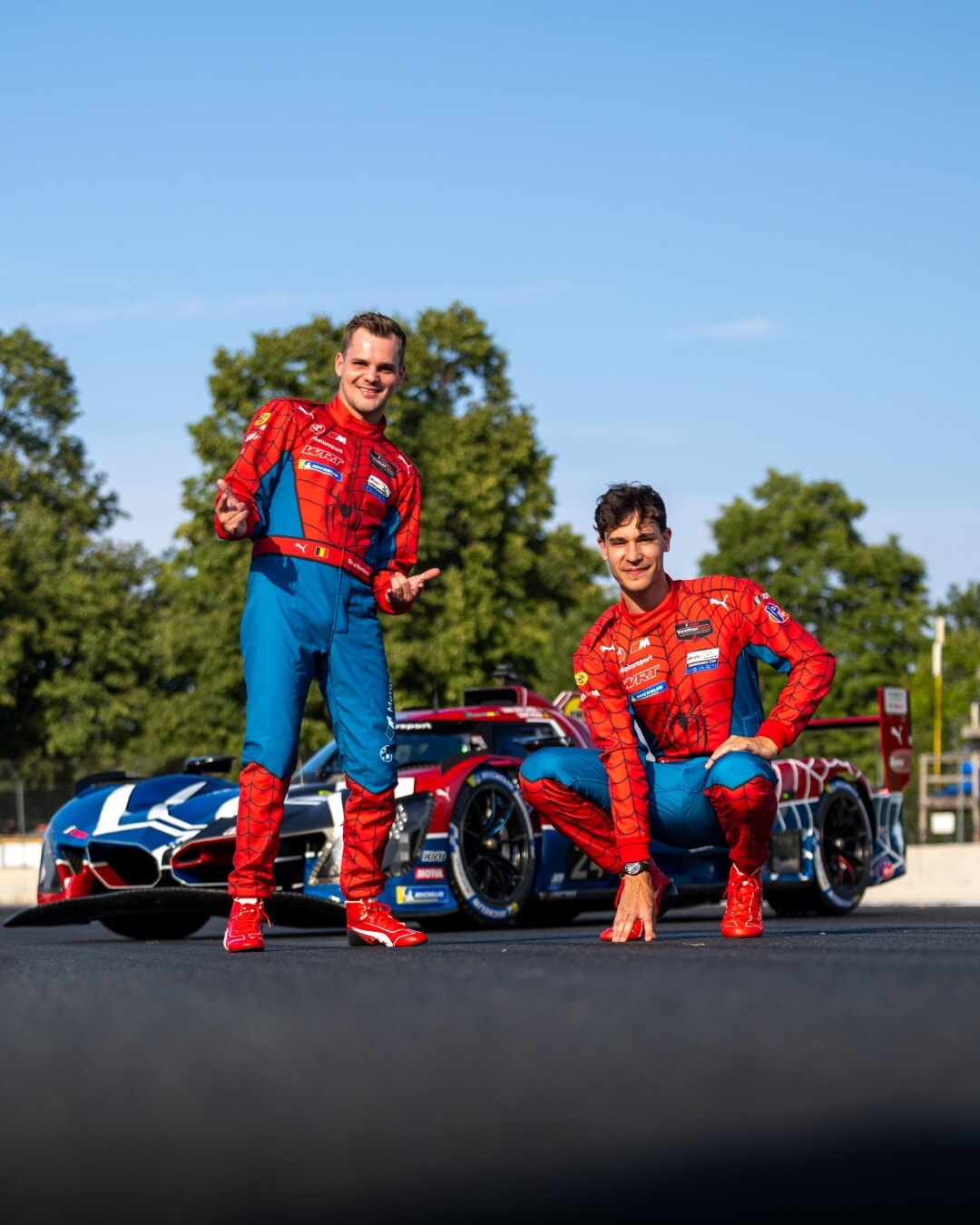Non solo la livrea: BMW completa l'omaggio a Spider-Man con tute a tema
