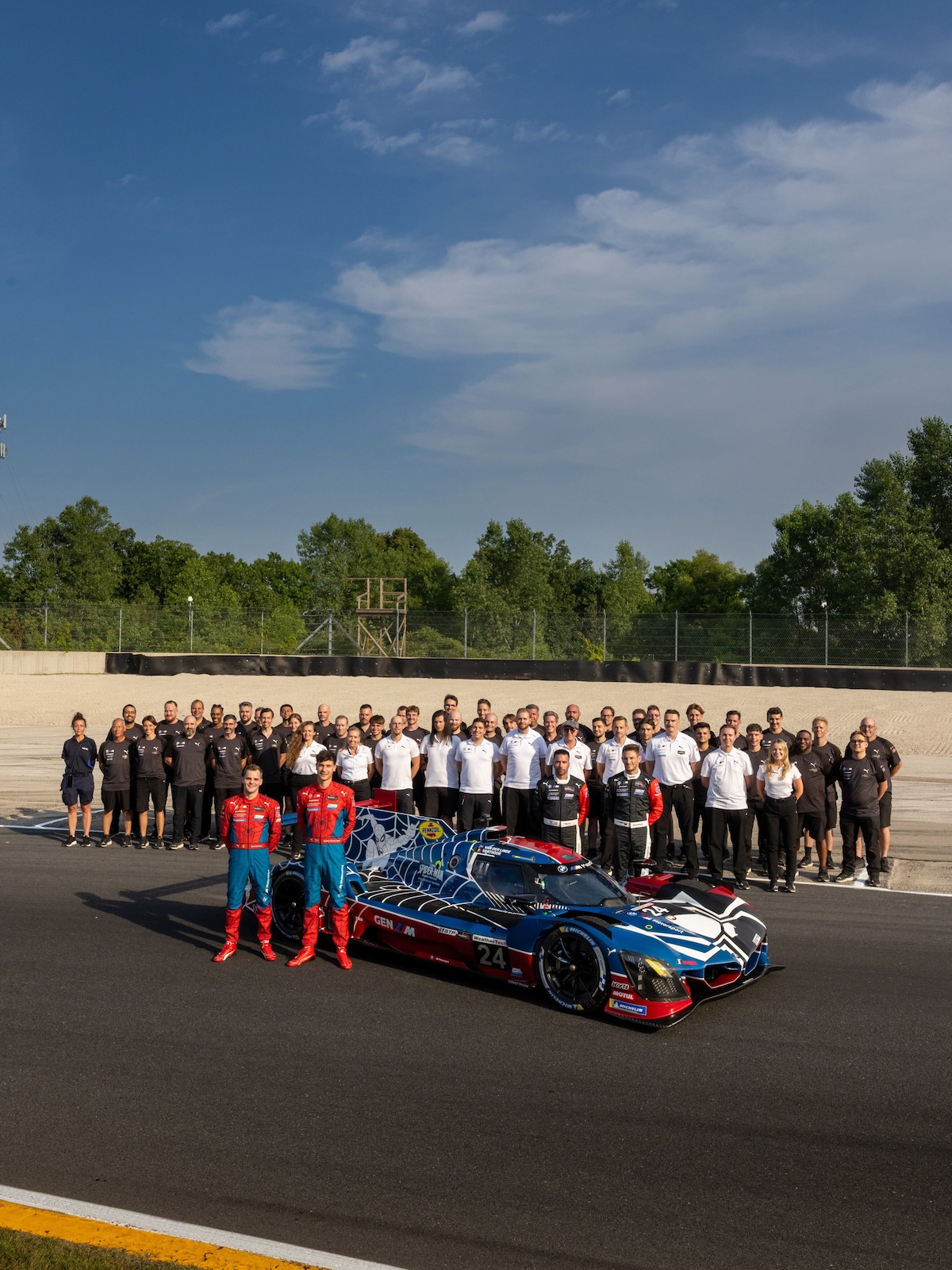 Non solo la livrea: BMW completa l'omaggio a Spider-Man con tute a tema