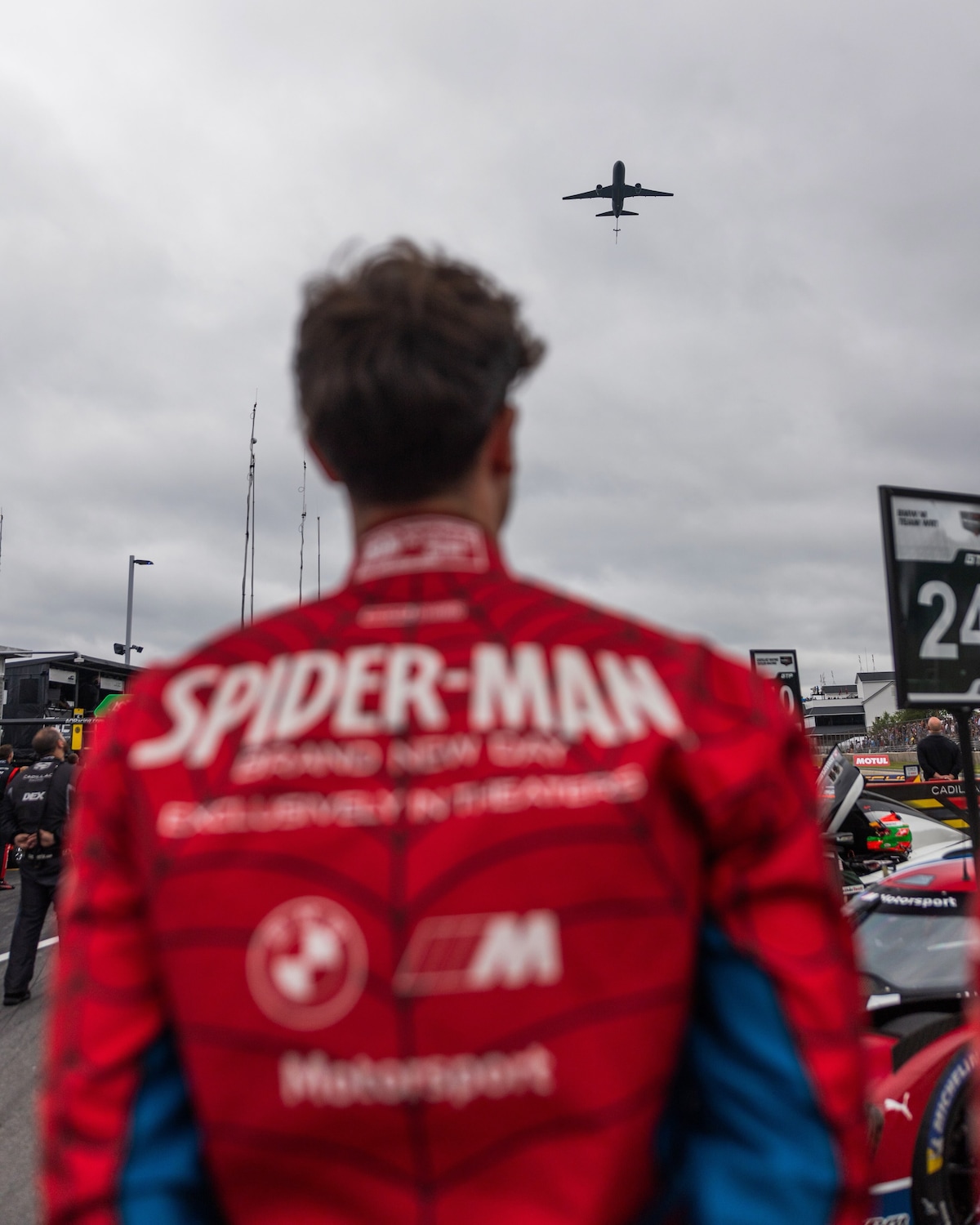 Non solo la livrea: BMW completa l'omaggio a Spider-Man con tute a tema