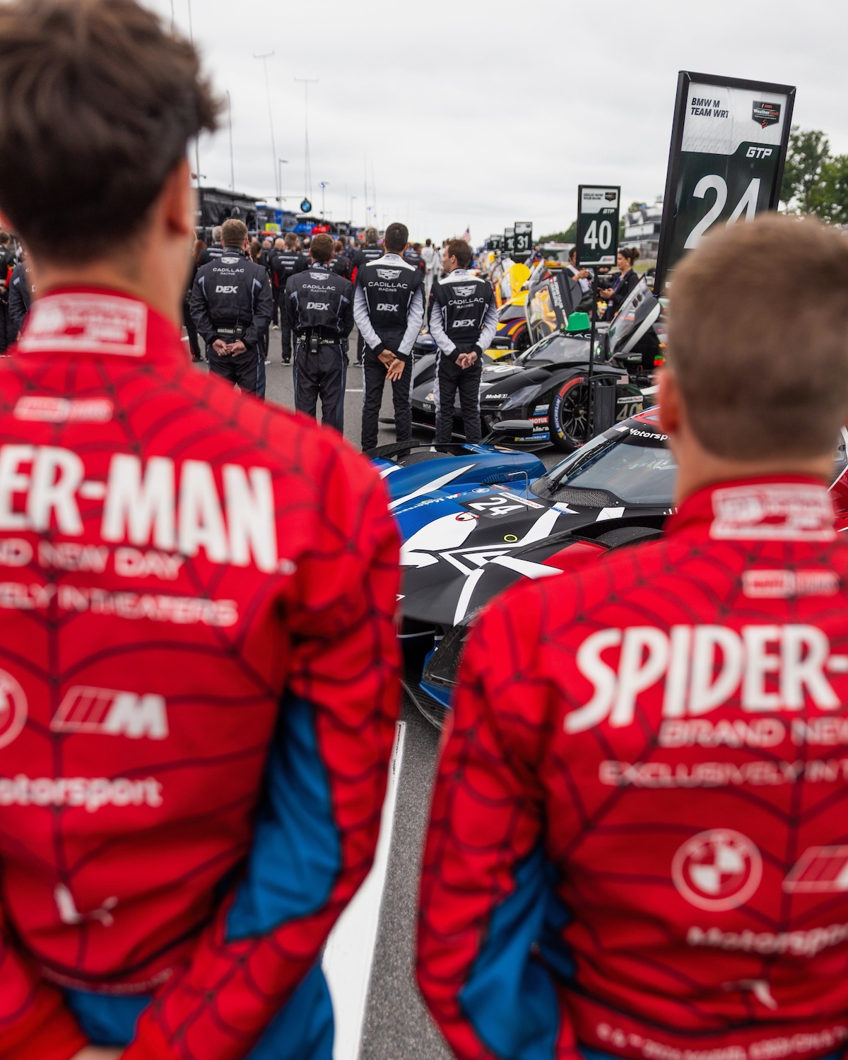 Non solo la livrea: BMW completa l'omaggio a Spider-Man con tute a tema
