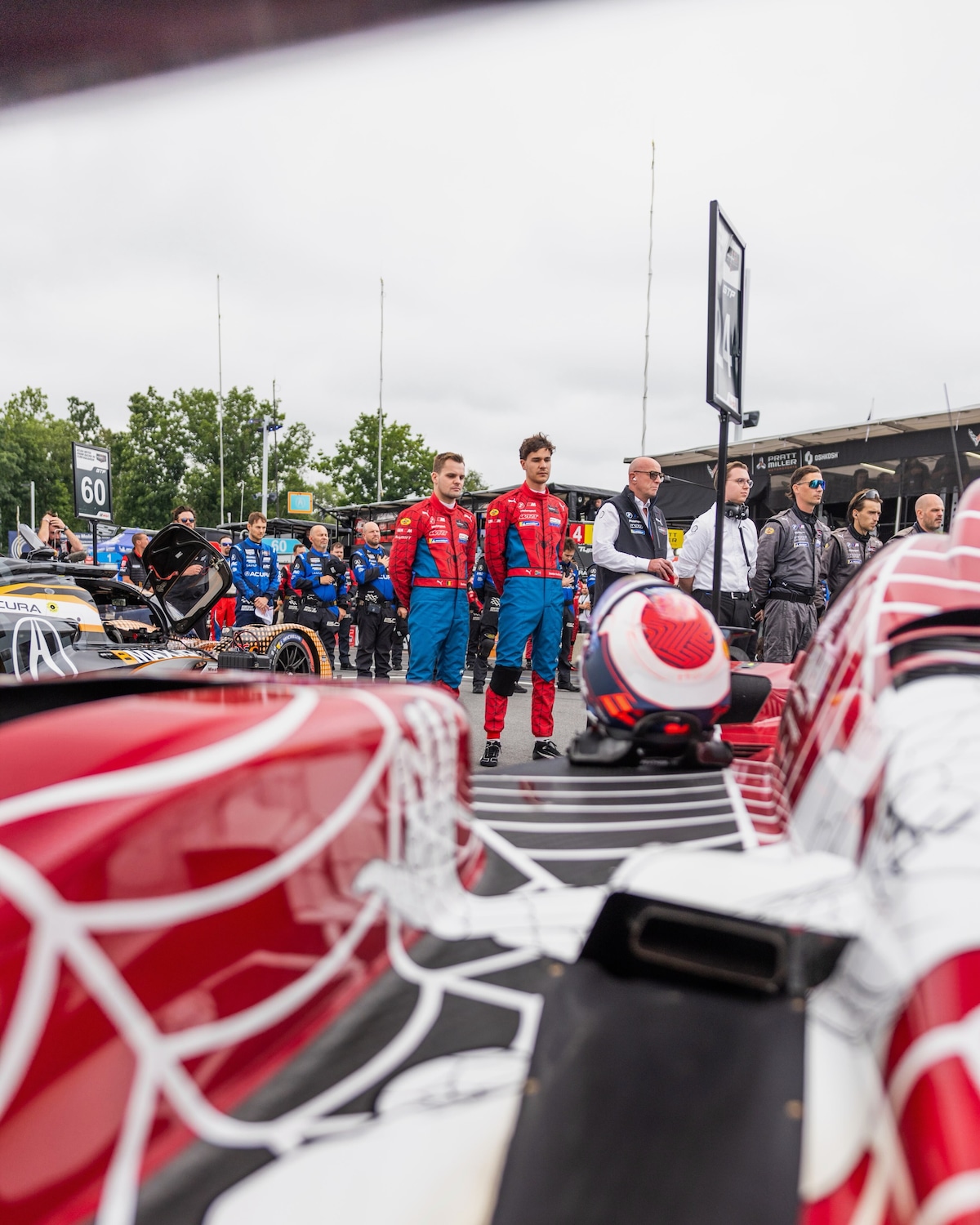 Non solo la livrea: BMW completa l'omaggio a Spider-Man con tute a tema