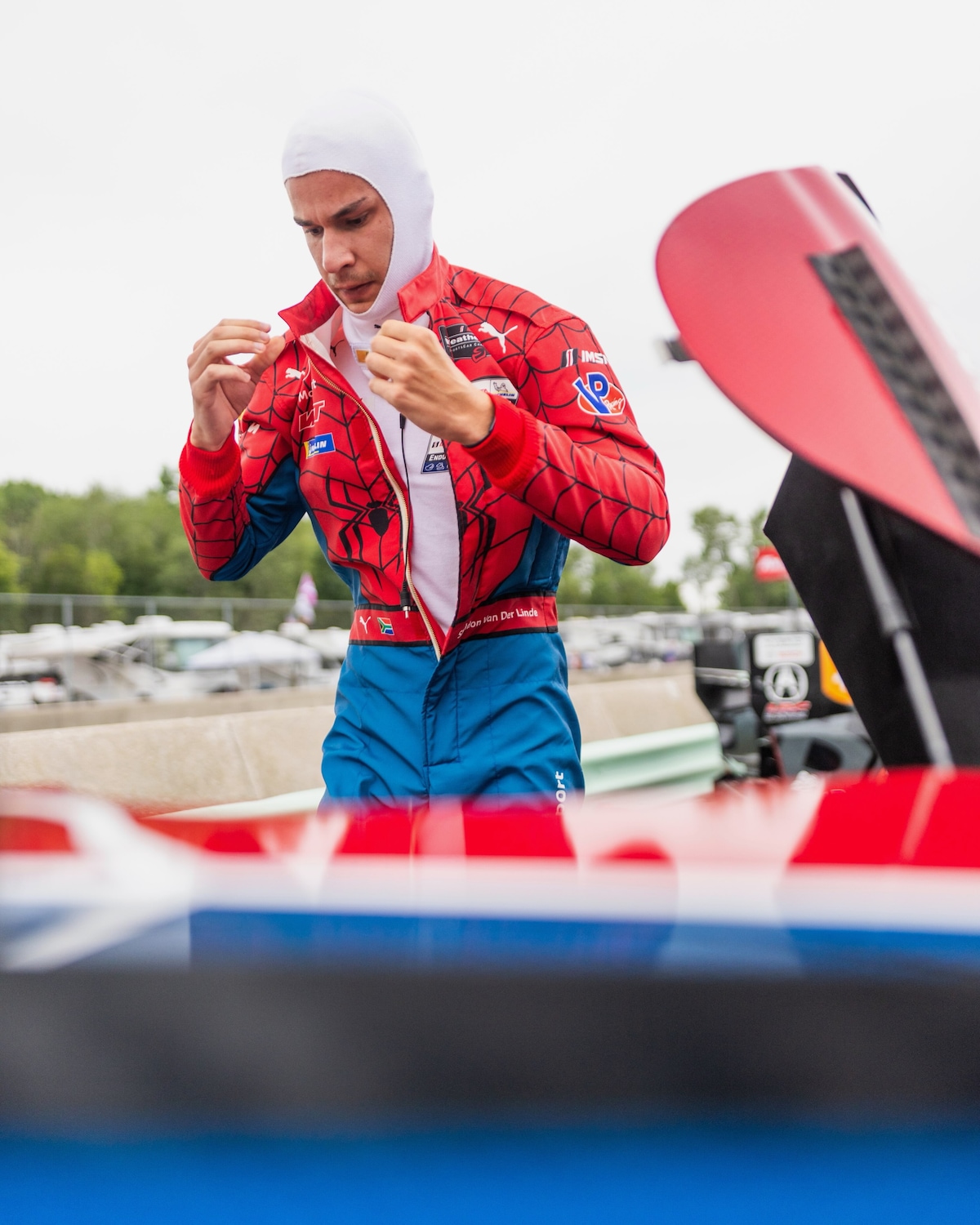 Non solo la livrea: BMW completa l'omaggio a Spider-Man con tute a tema